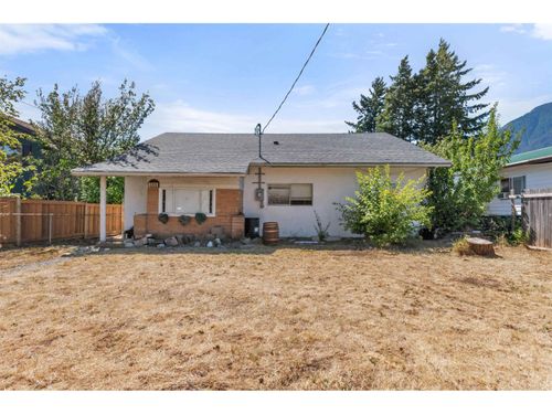 586 6th Ave, Hope, BC, V0X1L0 | Card Image