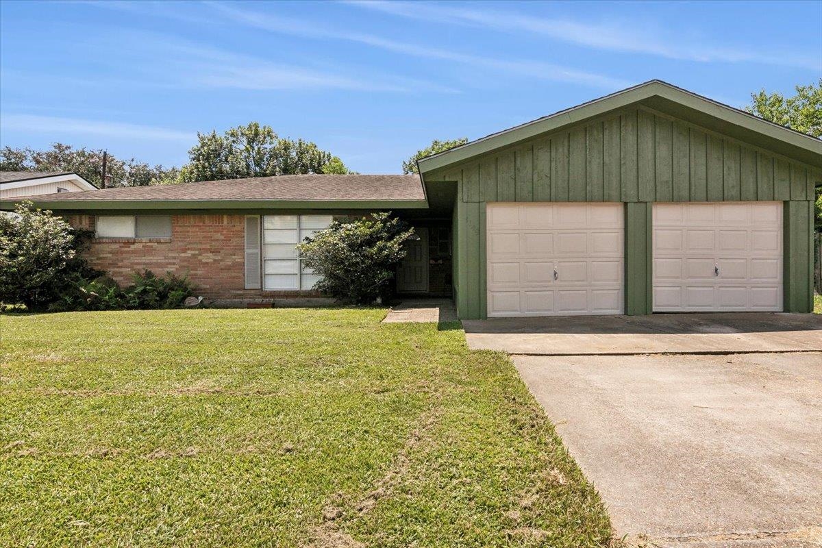 Alton St, Bridge City, TX 77611