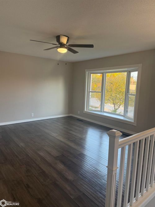 213 Pine St, Marshalltown, IA, 50158-4049 | Card Image