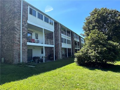 204 - 345 Main Road, Condo with 2 bedrooms, 1 bathrooms and 2 parking in Tiverton RI | Image 3