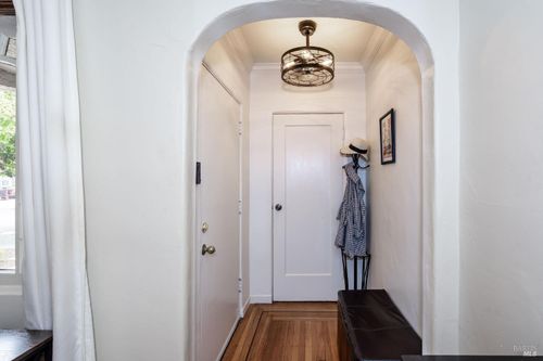 619 Oak St, Santa Rosa, CA, 95404-5038 | Card Image