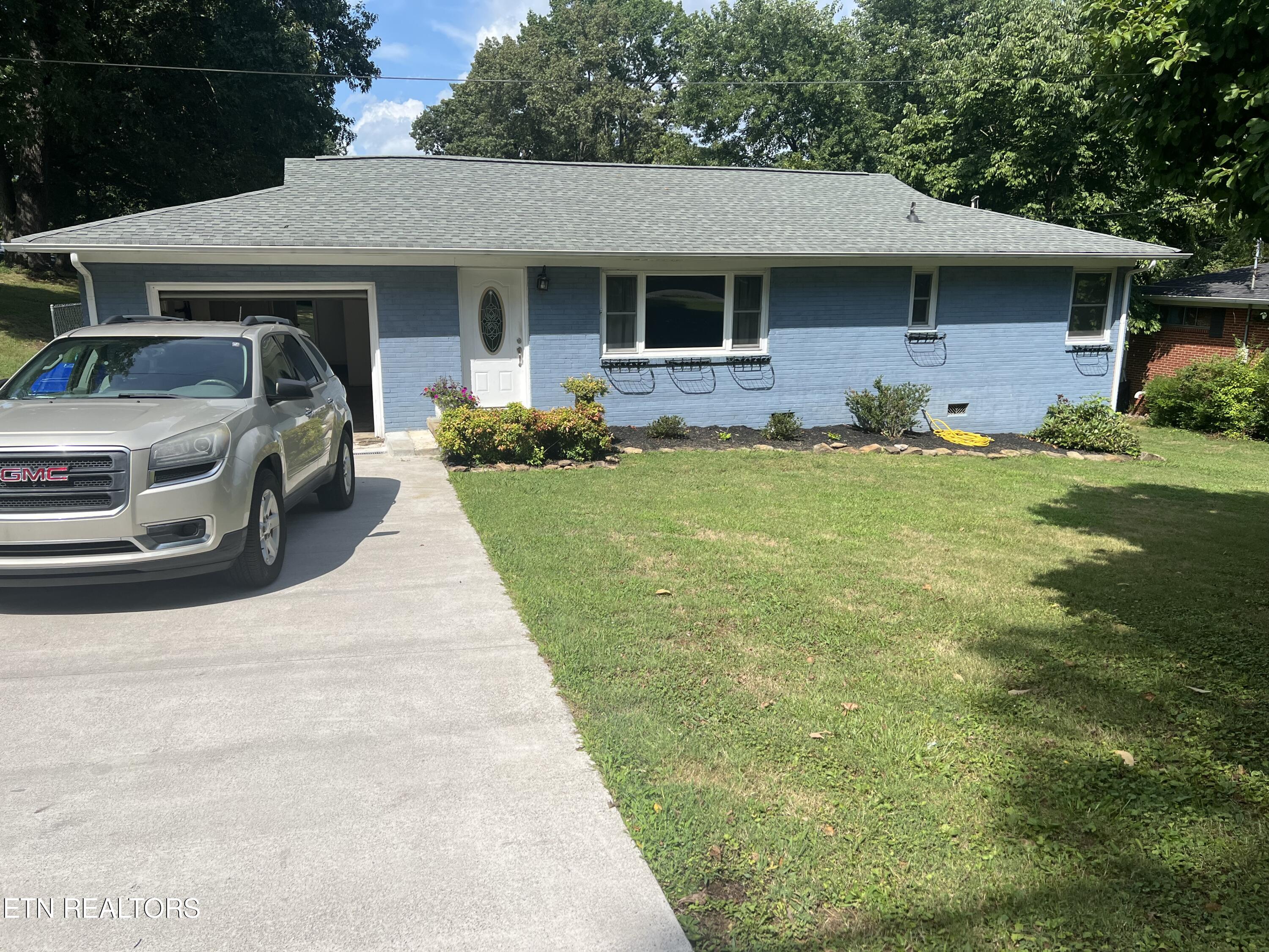 Elm St, Clinton, TN 37716