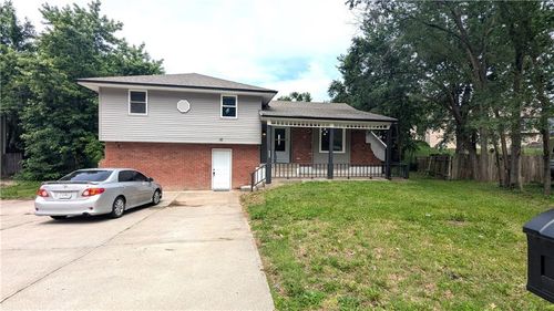 2005 N Plymouth Rd, Independence, MO, 64058-1322 | Card Image