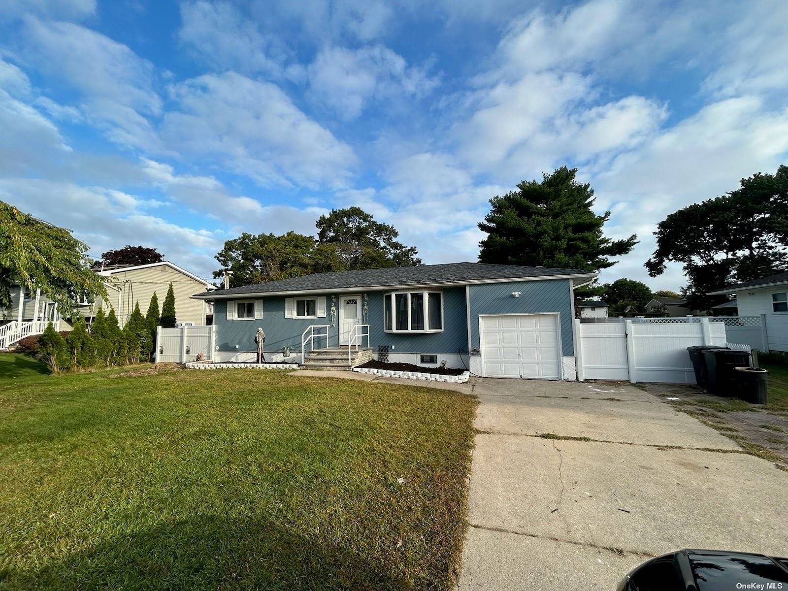 Harrisburg St, Bay Shore, NY 11706