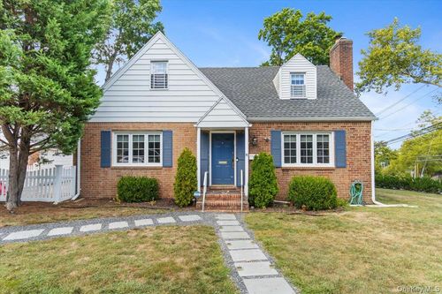 2 Brown Rd, Great Neck, NY, 11024-1403 | Card Image