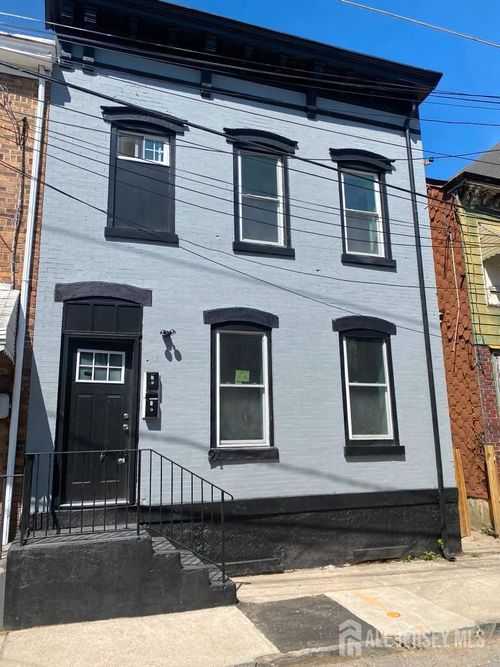 24 Sanford St, Trenton, NJ, 08618-3835 | Card Image
