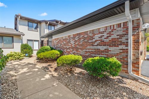 11515 Sandy View Dr, Saint Louis, MO, 63146-4216 | Card Image