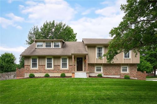 500 Ne Clubhouse Dr, Lee's Summit, MO, 64086-3109 | Card Image
