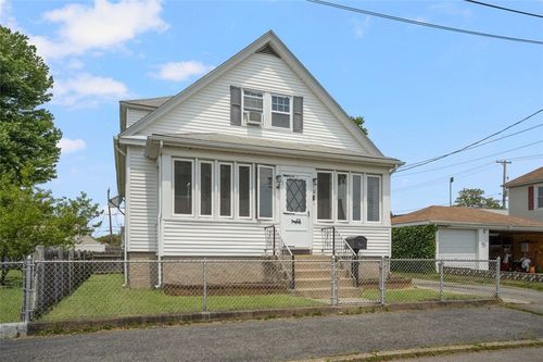 52 Dover St, Pawtucket, RI, 02860-5559 | Card Image