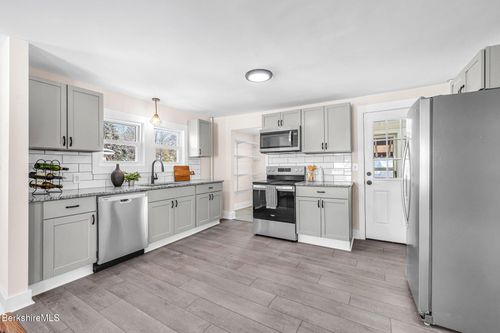 40 Roland St, Pittsfield, MA, 01201-3429 | Card Image