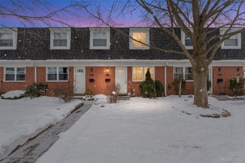 45704 Kensington St, Utica, MI, 48317-5940 | Card Image