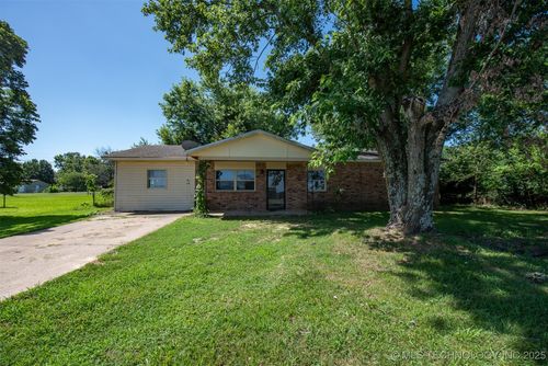 1204 W Hickory St, Stilwell, OK, 74960-3212 | Card Image