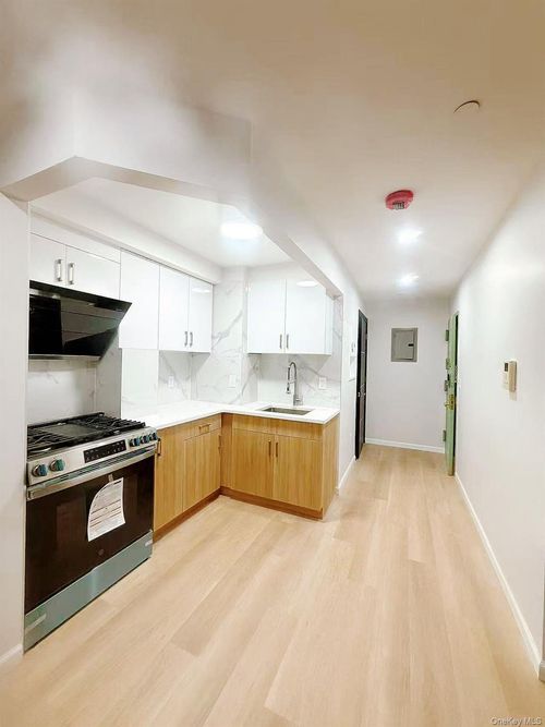 4c-134-43 Maple Avenue, New York, NY, 11354 | Card Image