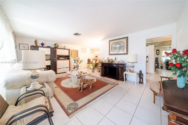 5803 Nw 85 Th Ter, House other with 2 bedrooms, 2 bathrooms and null parking in Tamarac FL | Image 5