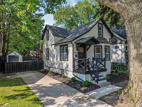 1327 Anita Ave, Grosse Pointe Woods, MI, 48236-1418 | Card Image