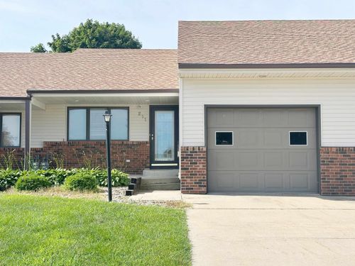 211 Royal Oaks Dr, Cresco, IA, 52136-1066 | Card Image