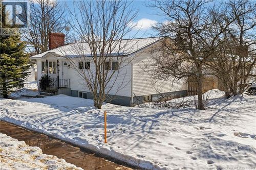 142 Crandall St, Moncton, NB, E1C4E3 | Card Image
