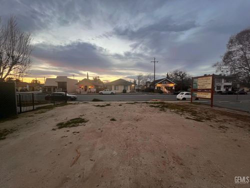 1020 H St, Bakersfield, CA, 93304 | Card Image