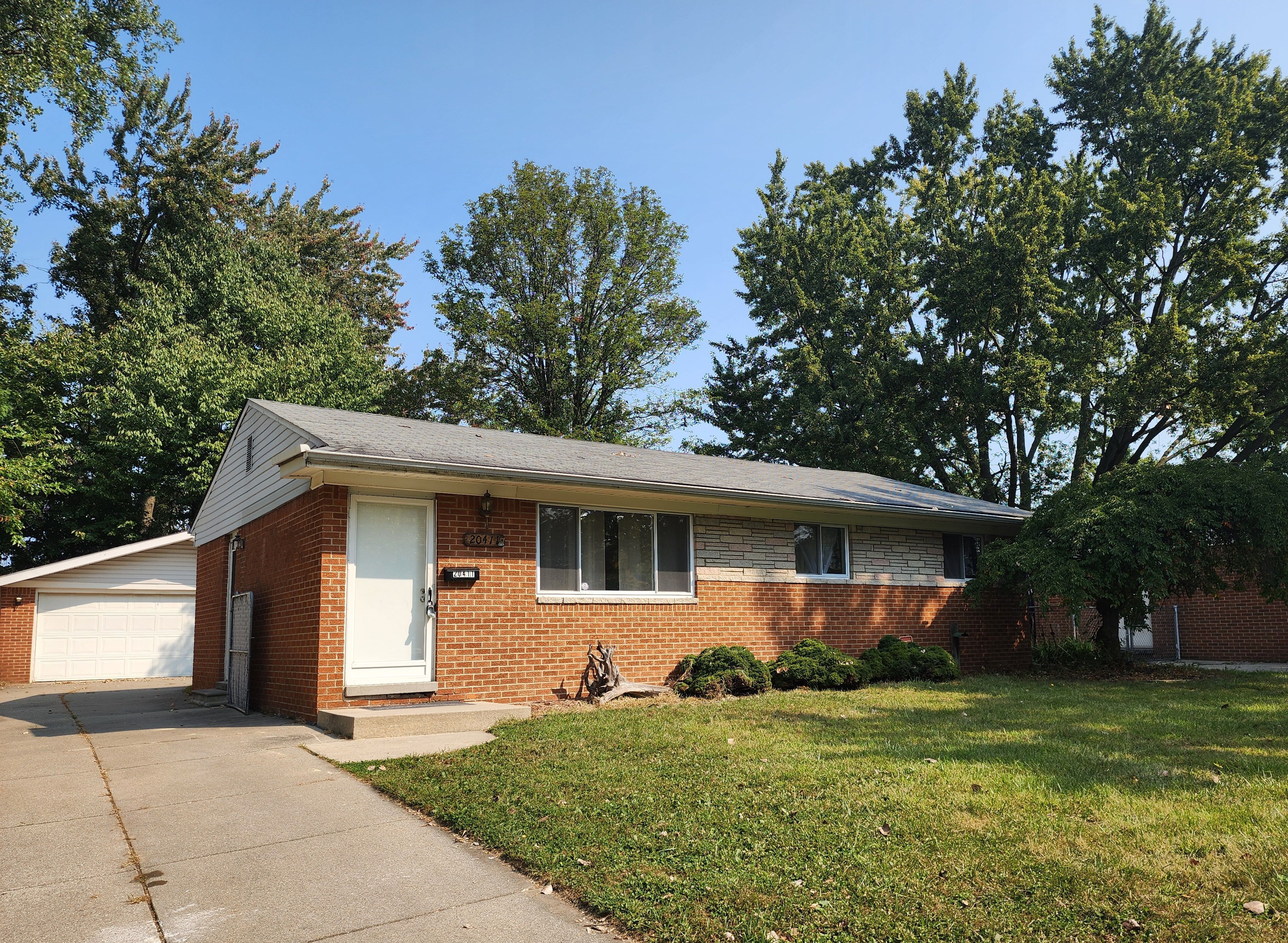 Luna St, Clinton Township, MI 48035
