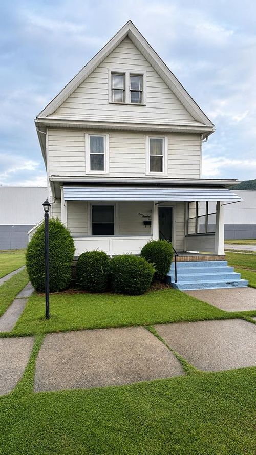 305 Liberty St, Franklin, PA, 16323-1052 | Card Image