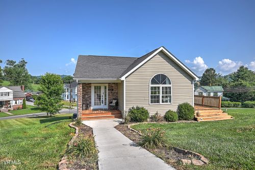 517 W Glade St, Glade Spring, VA, 24340-2717 | Card Image