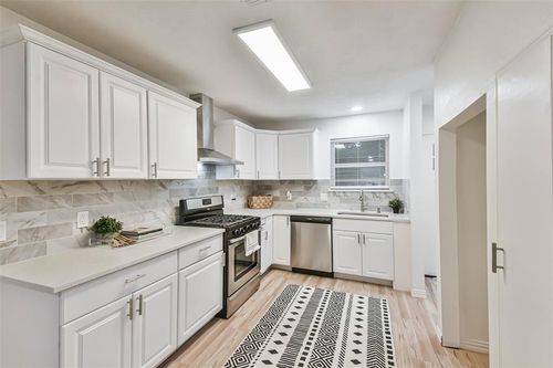 105 E Wavy Oak Cir, The Woodlands, TX, 77381-2841 | Card Image