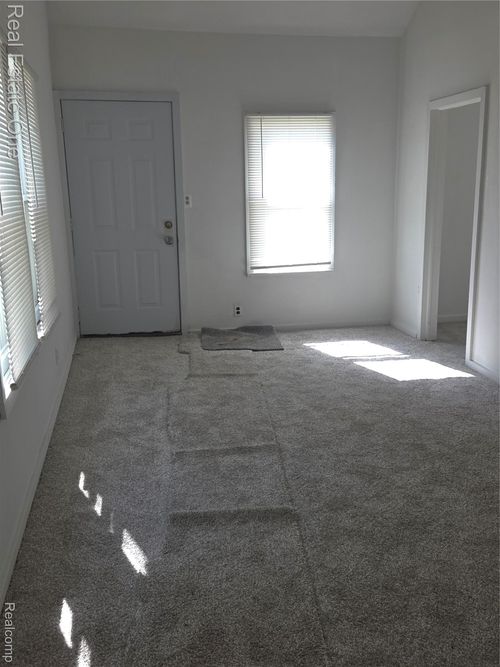 8087 Continental Ave, Warren, MI, 48089-1608 | Card Image