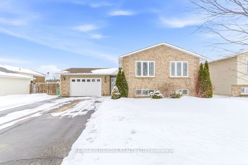 17 Greenvale Cres, Petawawa, ON, K8H3S2 | Card Image