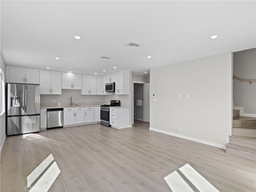 7318 Leescott Ave, Lake Balboa, CA, 91406-2624 | Card Image