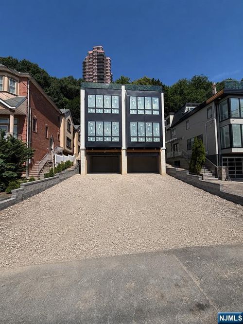 392 Undercliff Ave, Edgewater, NJ, 07020-7251 | Card Image