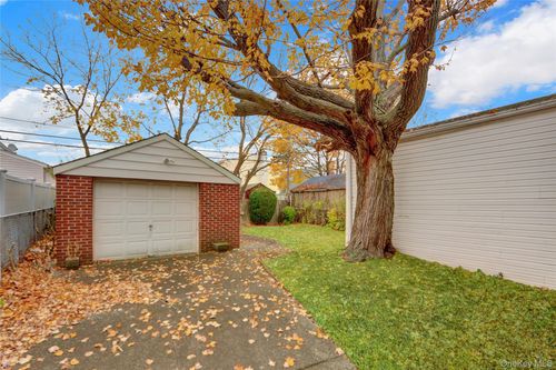 8125 258th St, Glen Oaks, NY, 11004-1443 | Card Image