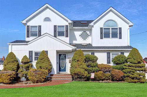 421 Brendan Ave, Massapequa Park, NY, 11762-3531 | Card Image
