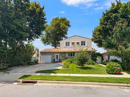 94 Massapequa Avenue, Oyster Bay, NY, 11758 | Card Image
