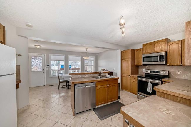 163 Eversyde Circle Sw, Home with 4 bedrooms, 2 bathrooms and 2 parking in Calgary AB | Image 9