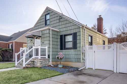 205 Goldenrod Ave, Franklin Square, NY, 11010-4440 | Card Image