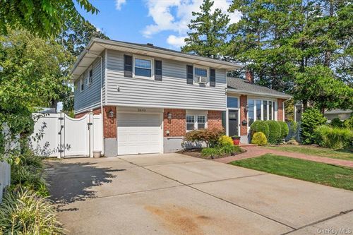 2693 Martin Ave, Bellmore, NY, 11710-3132 | Card Image