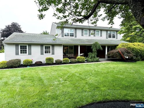 18 Marguerite Ln, Towaco, NJ, 07082-1117 | Card Image