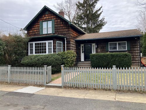 18 Park Ave, Glen Cove, NY, 11542-1929 | Card Image
