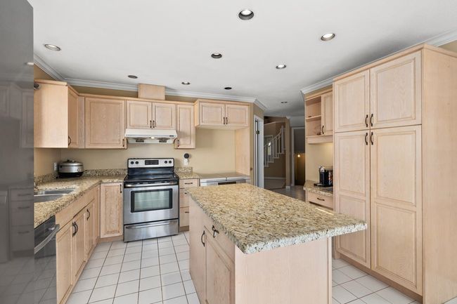 2612 Uplands Court, House other with 8 bedrooms, 3 bathrooms and 6 parking in Coquitlam BC | Image 10