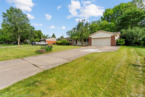 32311 Farmersville Rd, Farmington Hills, MI, 48334-3526 | Card Image
