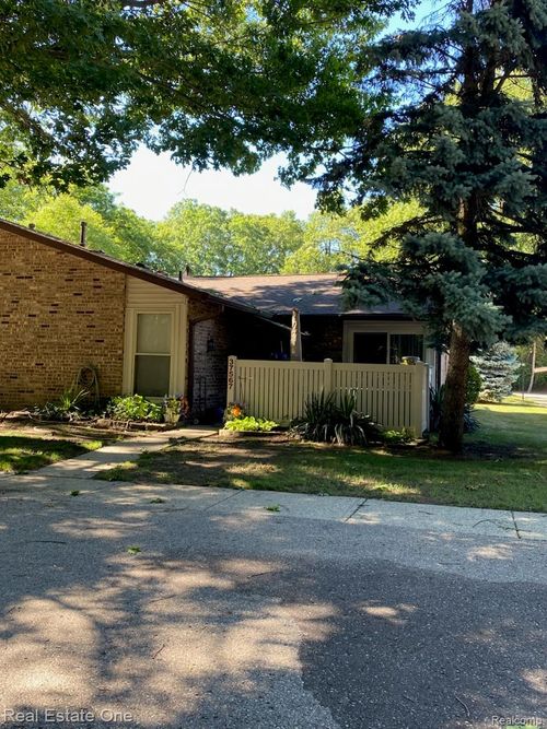 59-37567 Barkridge Cir, Westland, MI, 48185-3204 | Card Image