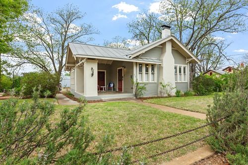 215 E Travis St, Fredericksburg, TX, 78624-4237 | Card Image