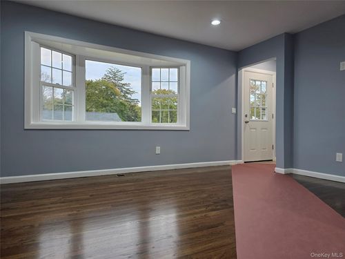 9 Cypress Ave, Bay Shore, NY, 11706-4303 | Card Image