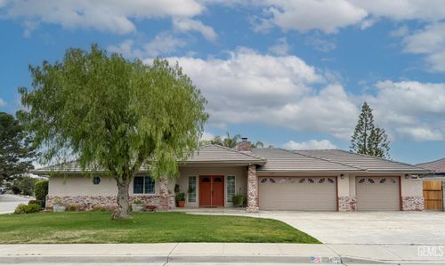7200 Clifftop Way, Bakersfield, CA, 93306-7321 | Card Image