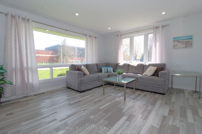 45 John St N, House other with 3 bedrooms, 2 bathrooms and 4 parking in Zurich ON | Image 9