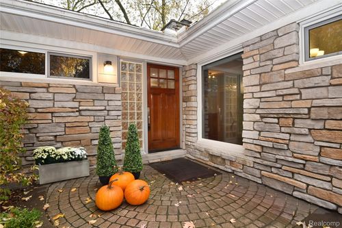 6727 Lahser Rd, Bloomfield Hills, MI, 48301-3205 | Card Image