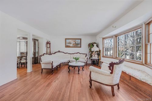 140 Seaman Neck Rd, Dix Hills, NY, 11746-8121 | Card Image