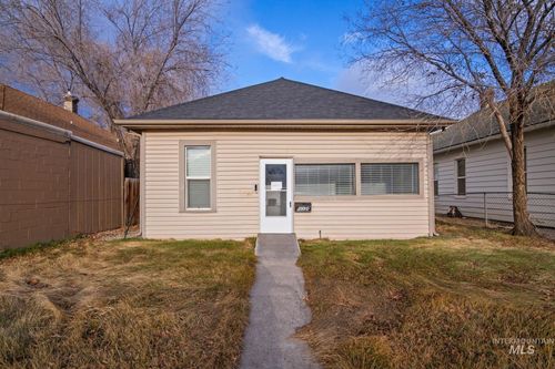 332 4th Ave W, Twin Falls, ID, 83301-5815 | Card Image