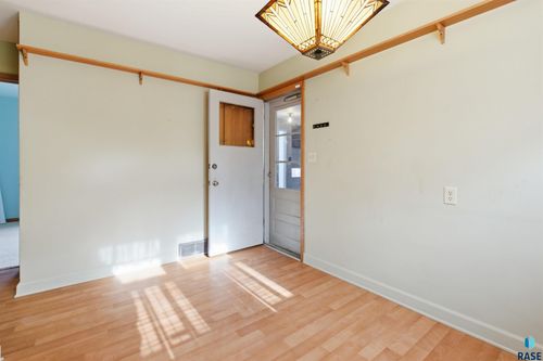 2004 S Sherman Ave, Sioux Falls, SD, 57105-3236 | Card Image