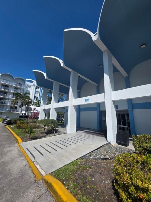d-210-496 Nw 165th Street Rd, Miami, FL, 33169-6466 | Card Image